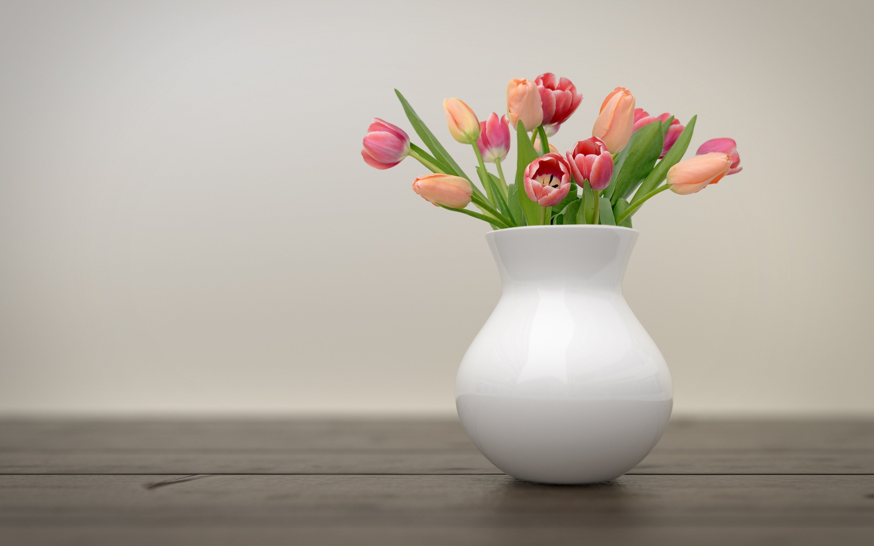 Как сохранить дольше свежие тюльпаны в вазе. Ваза с цветами. Тюльпаны в вазе. DFPFP C Wdtnfvb. Ваза с тюльпанами.