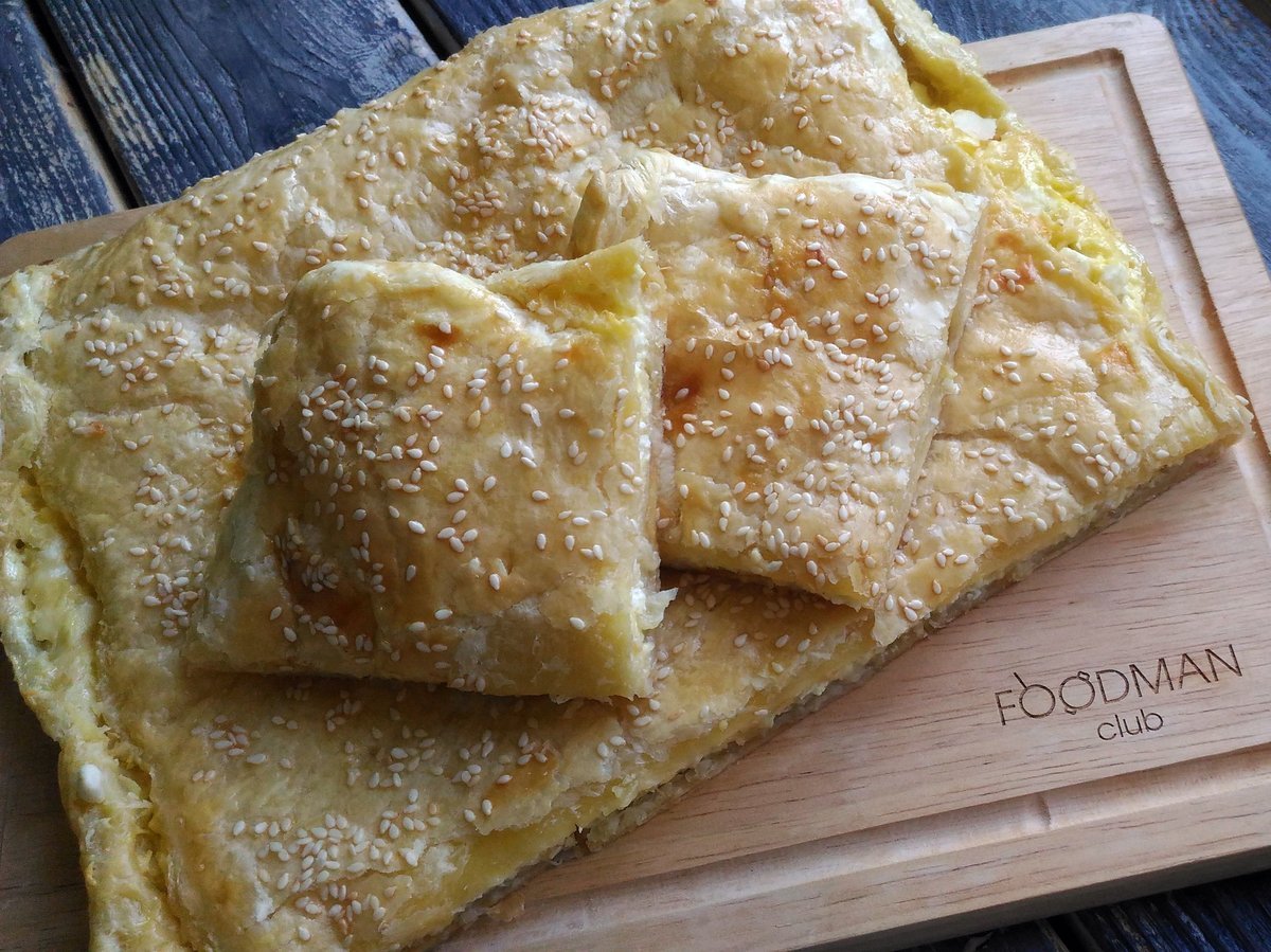 Слоеный пирог с ветчиной и сыром