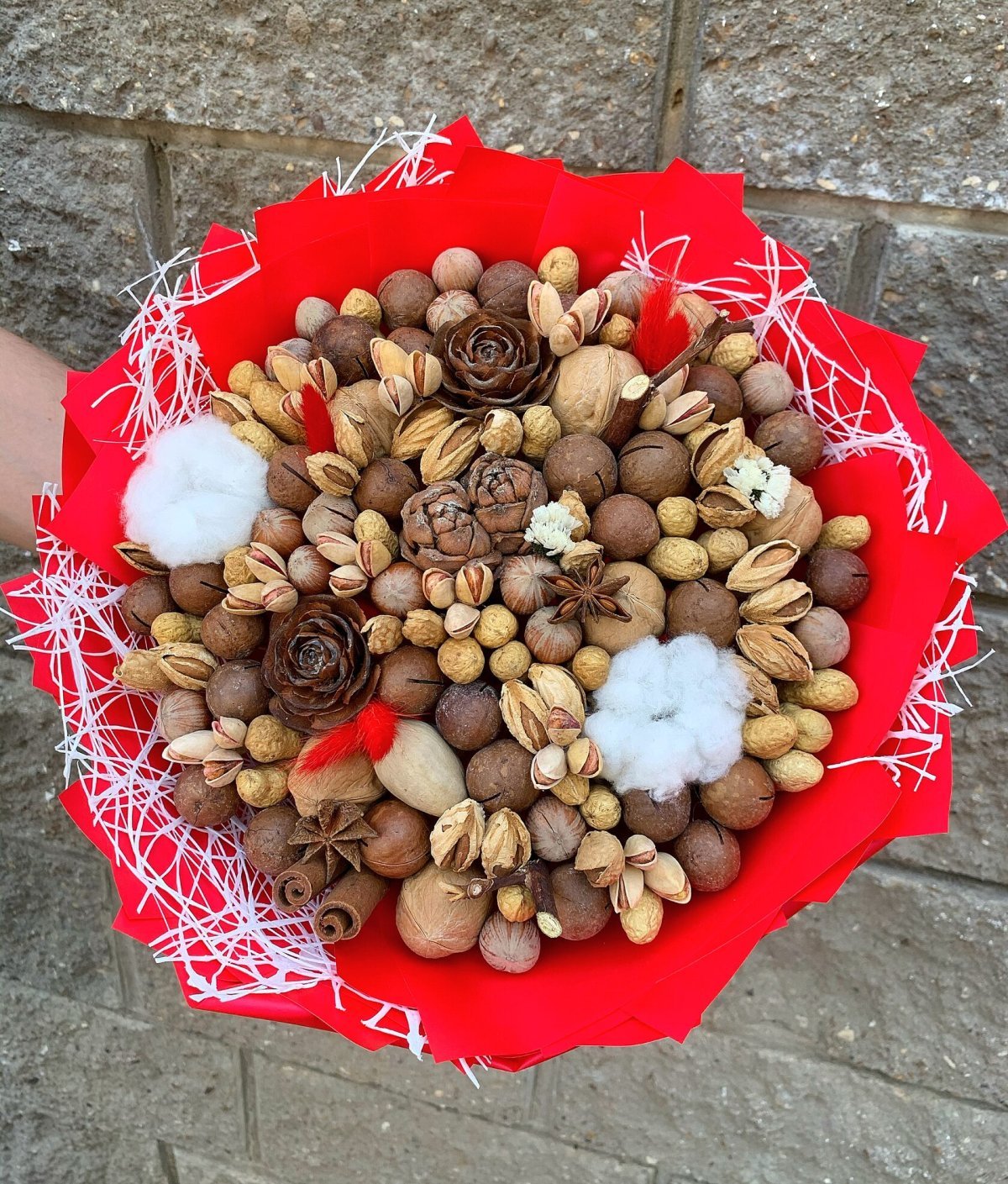 Букет из орехов