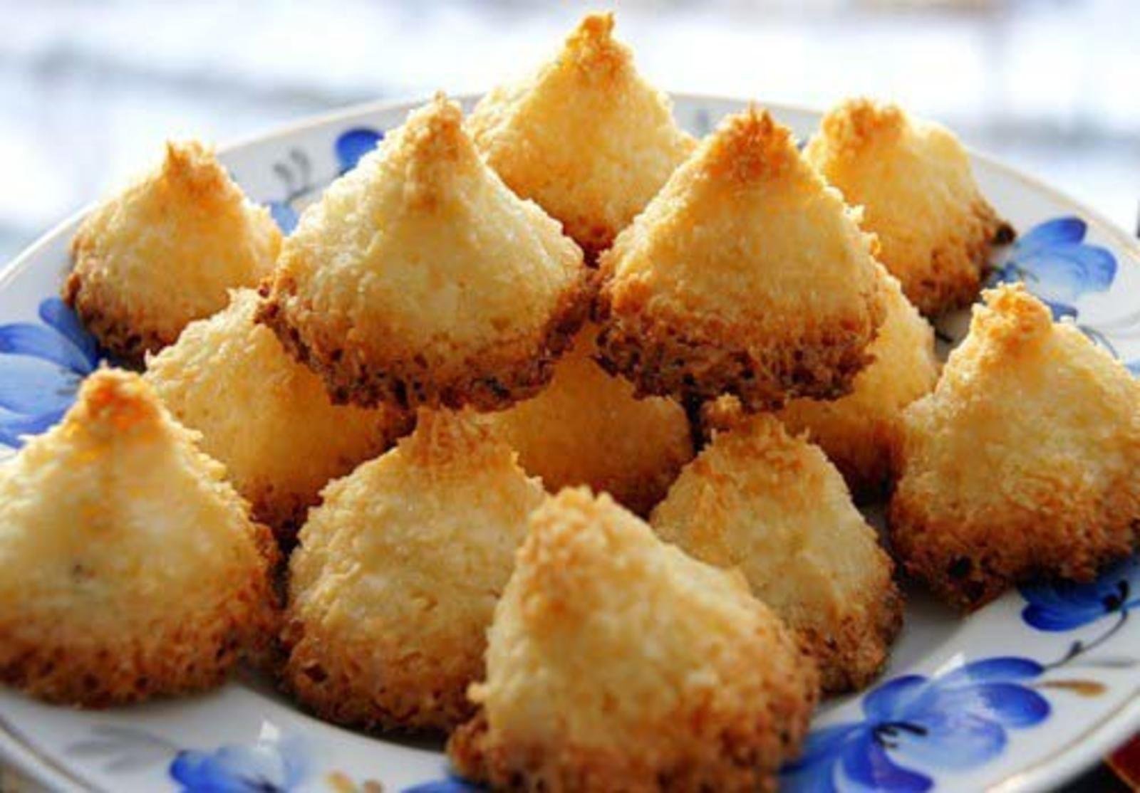 Печенья конфеты рецепт. Кокосанки. Печенье Кокосанка. Кокосовые пирамидки. Печенье с кокосовой стружкой.