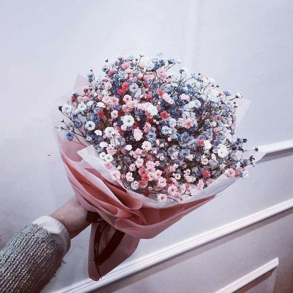 Композиция с цветами и конфетами