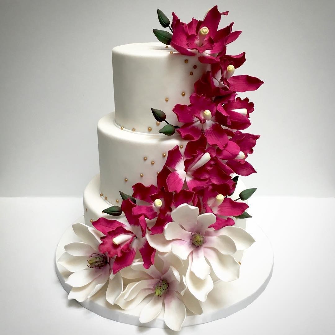 Магнолия торты. Торт с сахарными цветами. Сахарные цветы для торта. Свадебный торт с сахарными цветами.