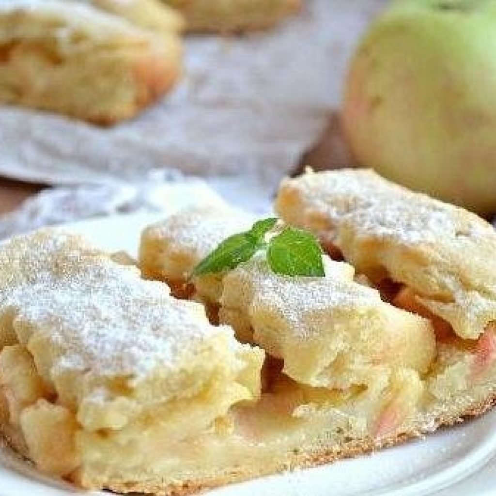 Пирог яблочный из творожного теста