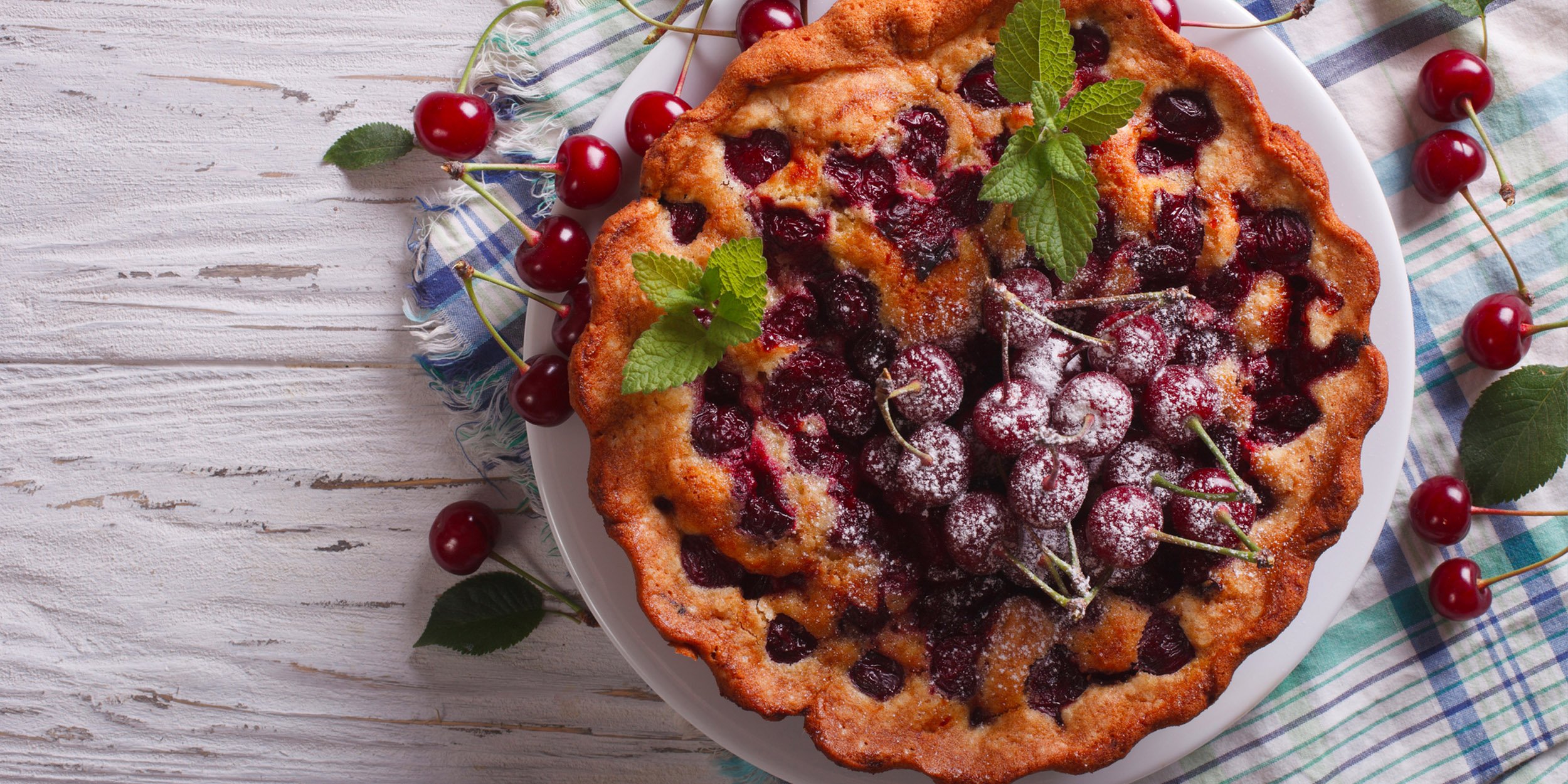 День вишневого пирога. Пирог с вишней. Вкусный пирог с ягодами. Пирожки с ягодой красивые. Пирог с брусникой и меренгой.