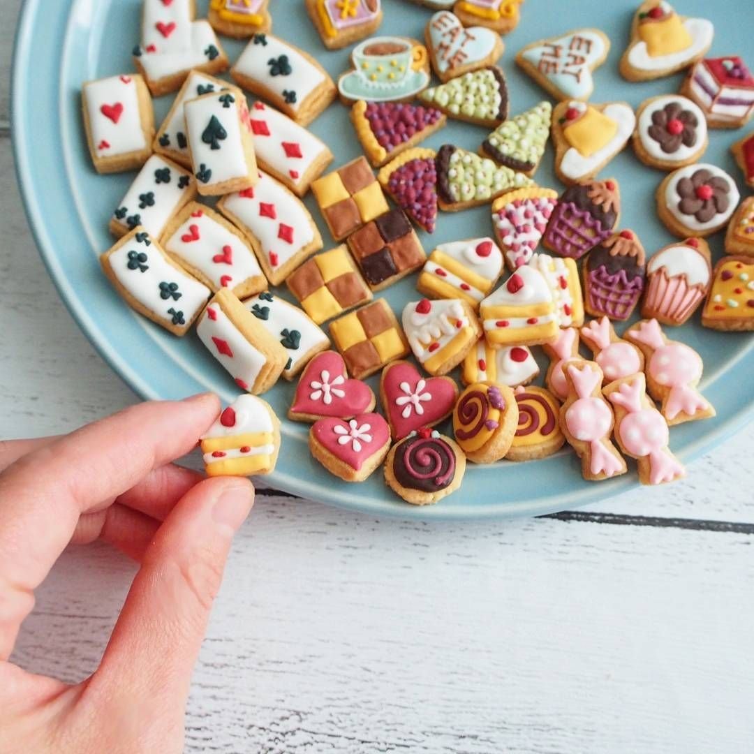 Кофе и новогодние пирожные