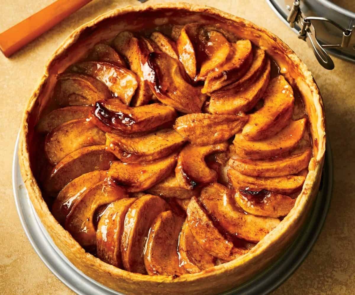 Осенний пирог с яблоками и корицей
