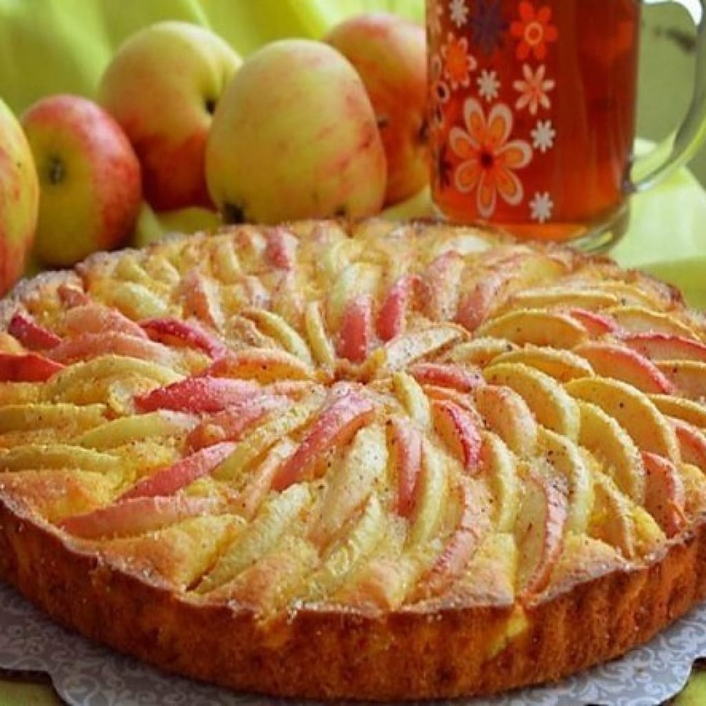 Красивая шарлотка с яблоками