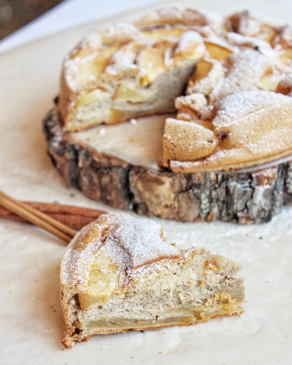 Шарлотка с яблоками и орехами