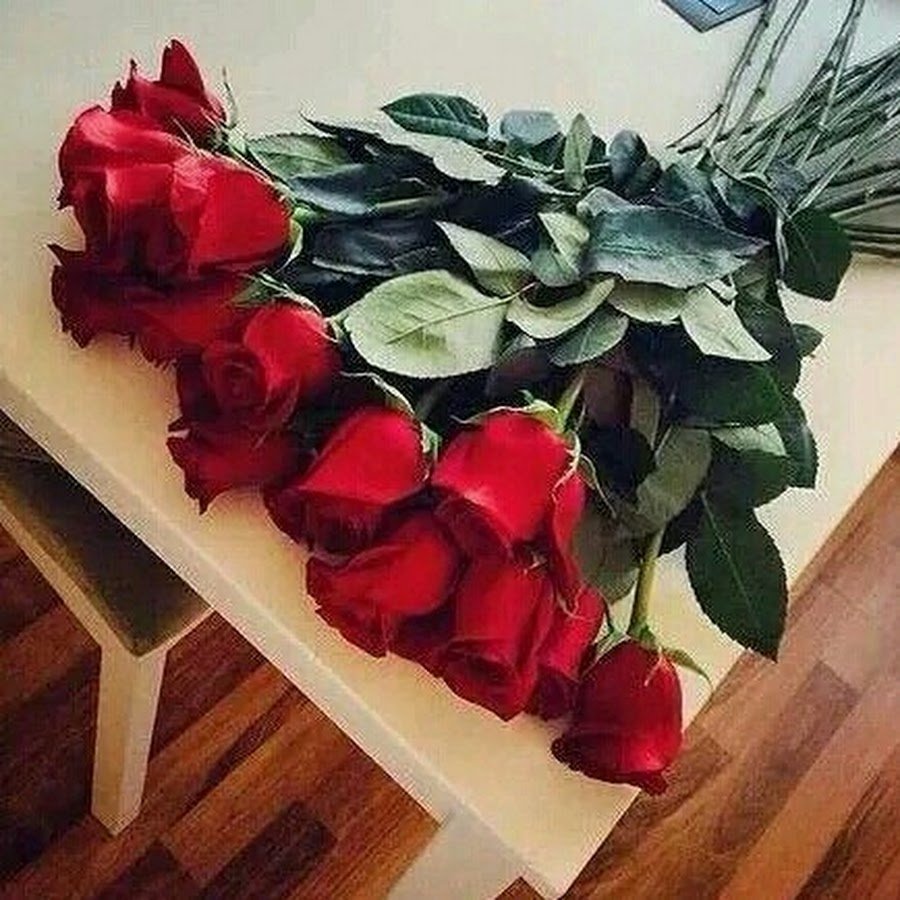 Букет цветов на полу