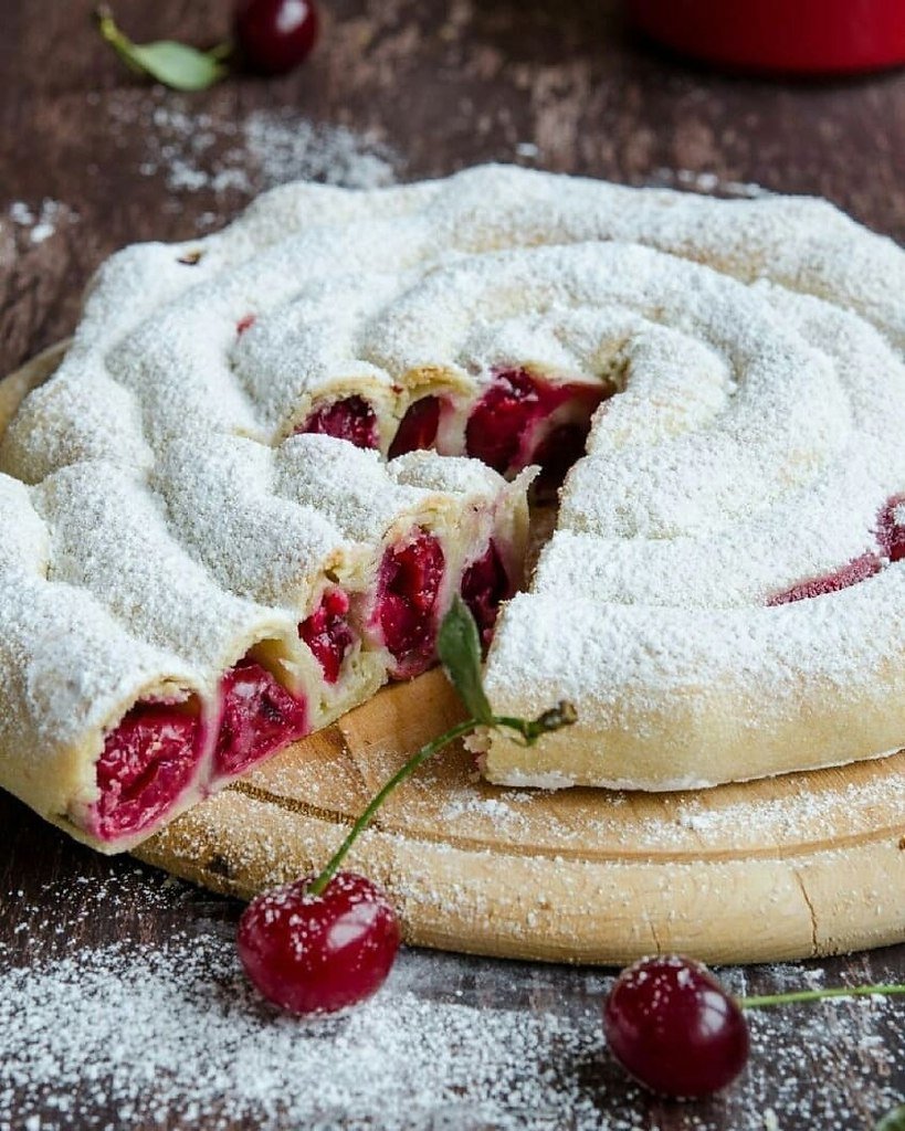Пирог улитка с вишней