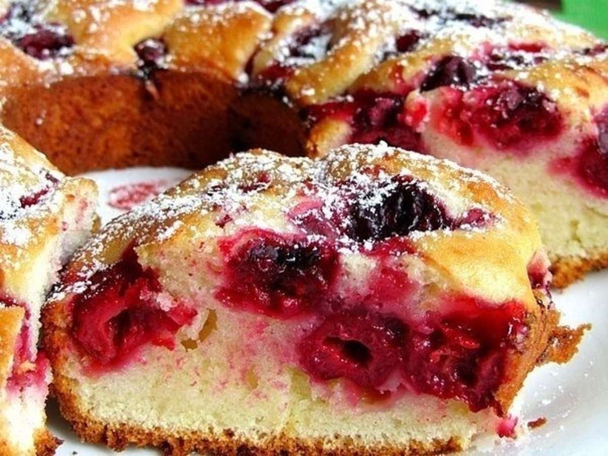 Домашний пирог с вишней