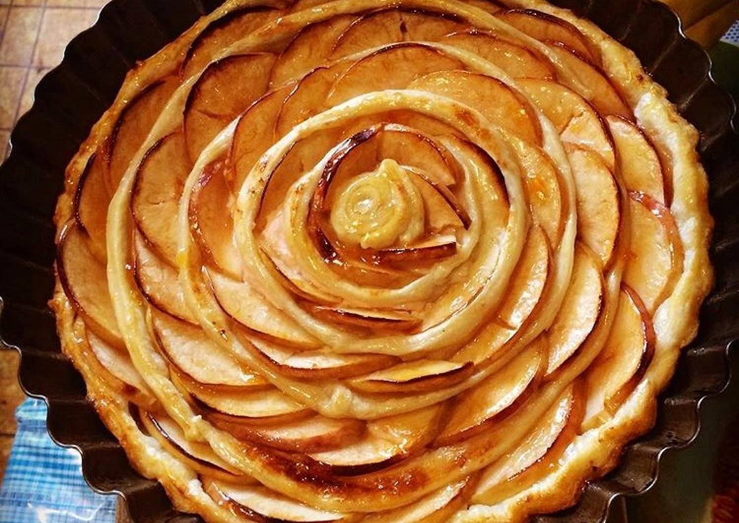 Пирог с яблоками из дрожжевого теста закрытый. Слоеный яблочный пирог. Пирог с яблоками из слоеного дрожжевого теста. Пирог из слоеного теста с яблоками. Яблочный пирог из дрожжевого теста.