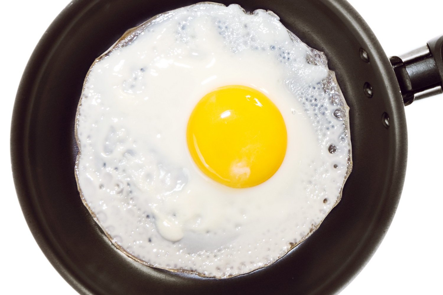 Яйцо на воде в сковороде. Яичница. Яйцо глазунья. Сковорода для глазуньи. Глазунья 1 яйцо.