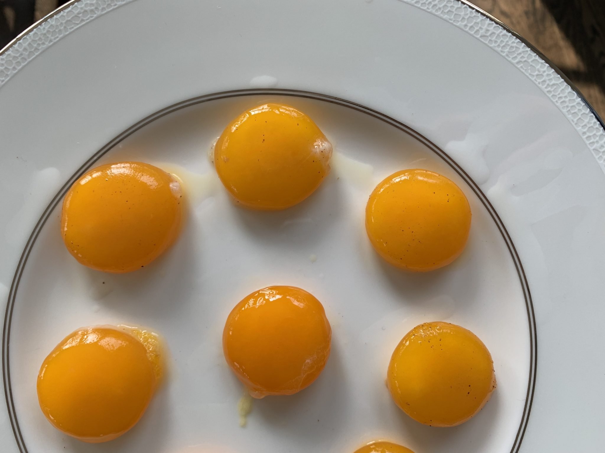 Что будет если переварить яйца. Желток яйца. Переваренные яйца. Яйца с ярким желтком. Яичница с желтком.
