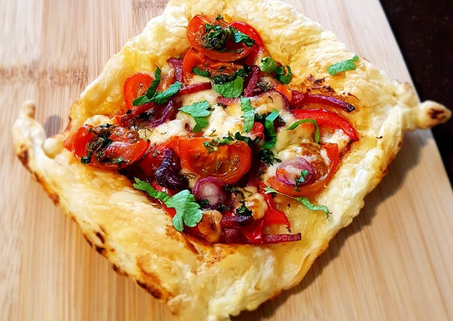 пицца на слоеном тесте в духовке рецепт с колбасой и сыром и помидорами фото 16