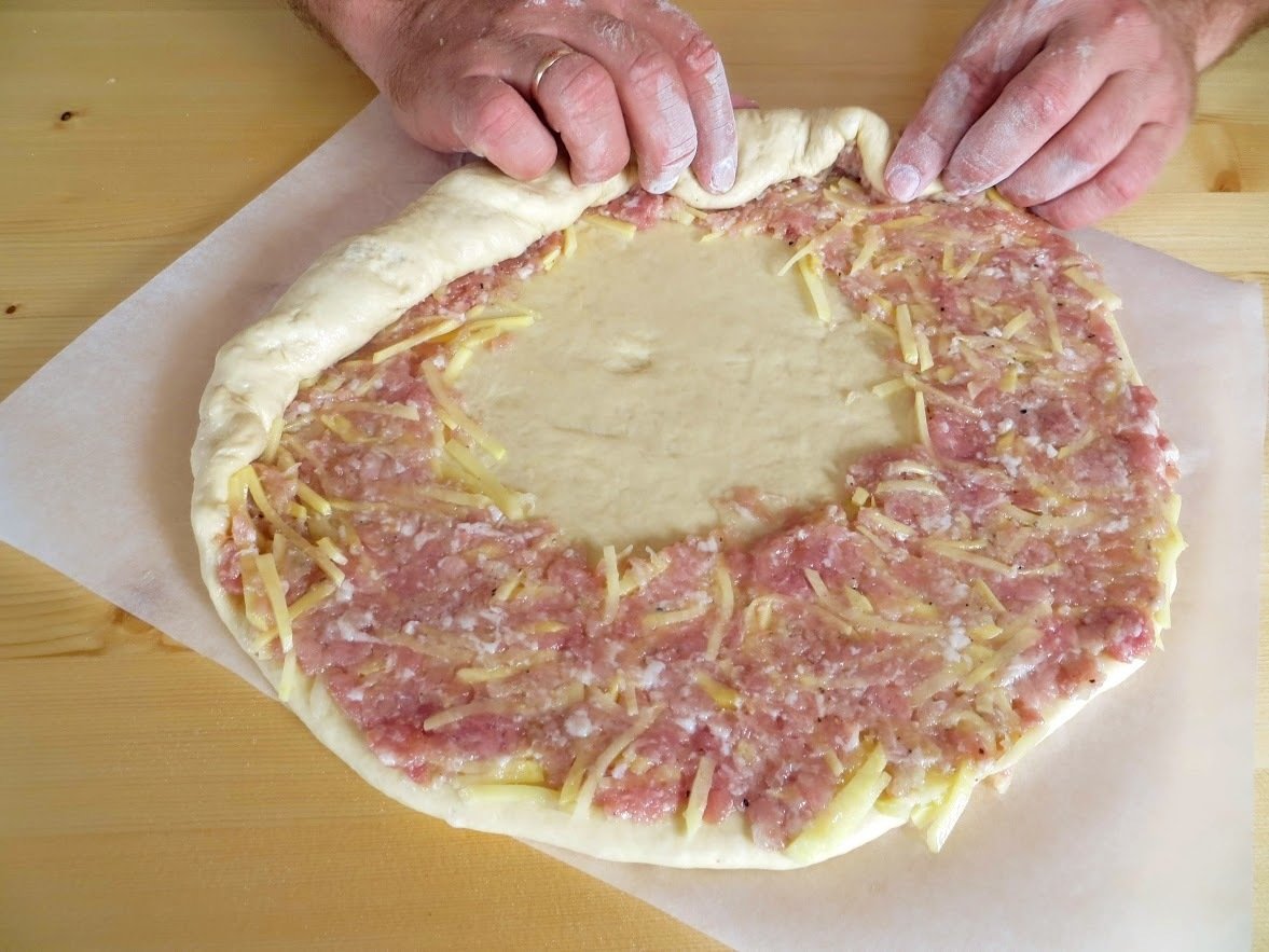 Пирог с фаршем и картофелем