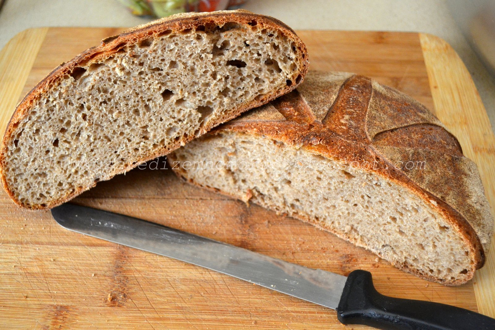 Хлеб цельнозерновой рецепт в духовке на дрожжах. Хлеб с орегано. Хлеб пшеничный цельнозерновой. Пироги из цельнозерновой муки. Цельнозерновой хлеб в духовке.