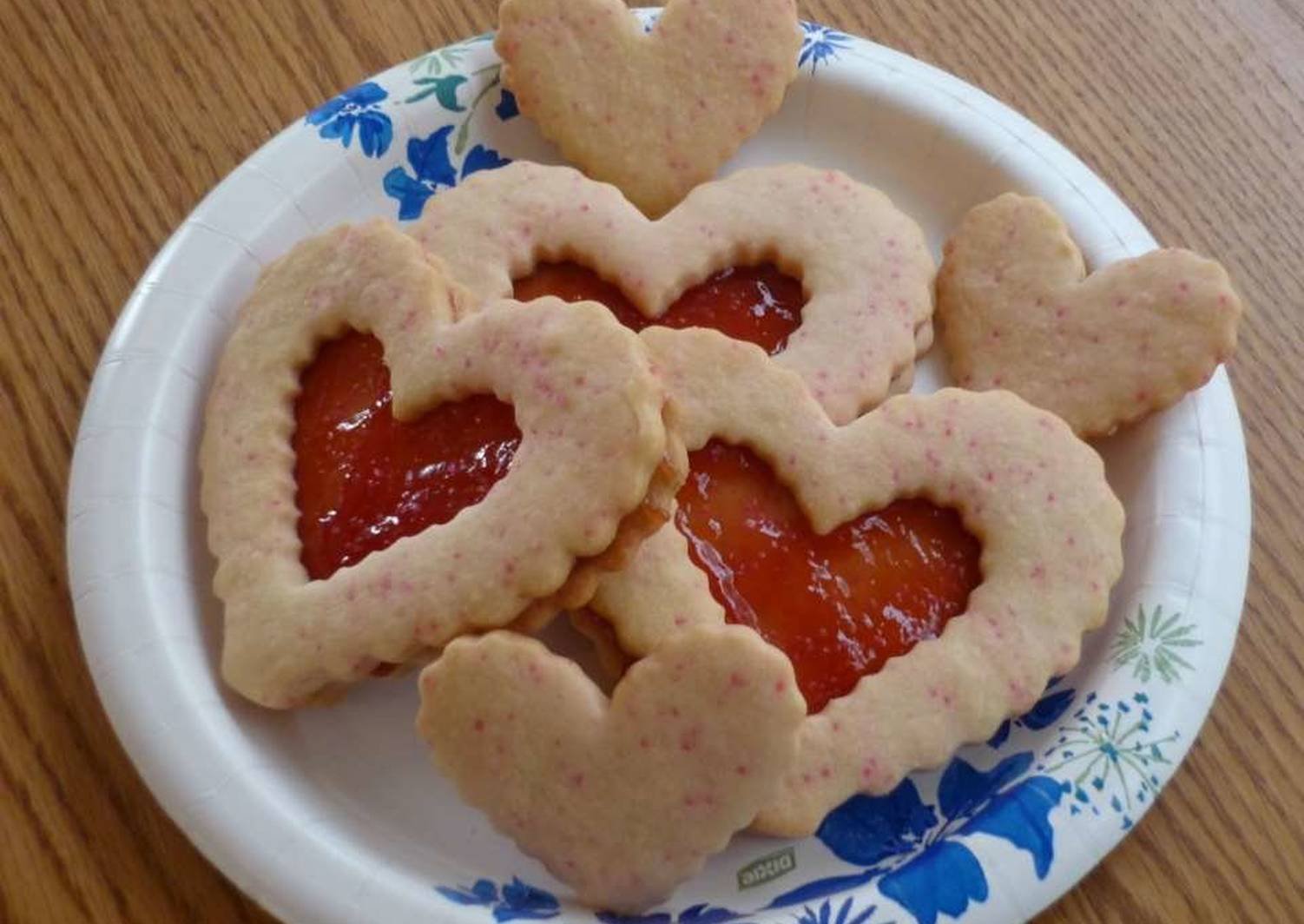 Сердечки время приготовления. Печенье в виде сердечек. Печеньки в форме сердечка. Форма для печенья сердце. Песочное печенье в форме сердечка.