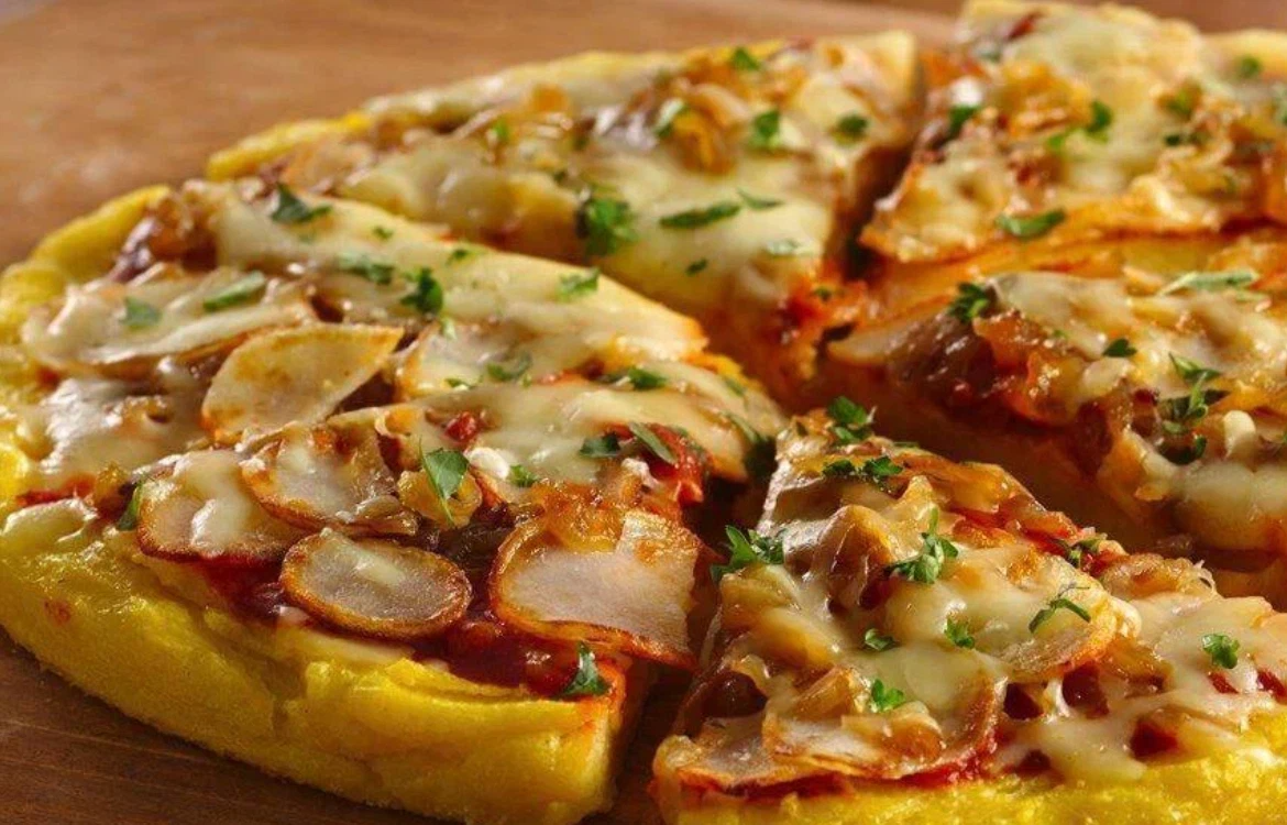 Картофельное тесто с начинкой. Картофельная пицца. Пицца на картофельной основе. Пицца с картофелем и сыром. Картофельная пицца в духовке.