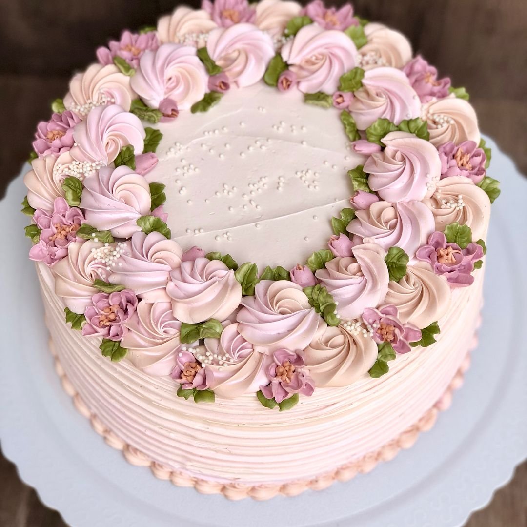 Фото кремовых тортов. Кремовое украшение торта. Торт с кремовым декором. Торт украшенный кремом. Торт кремовый для женщины.