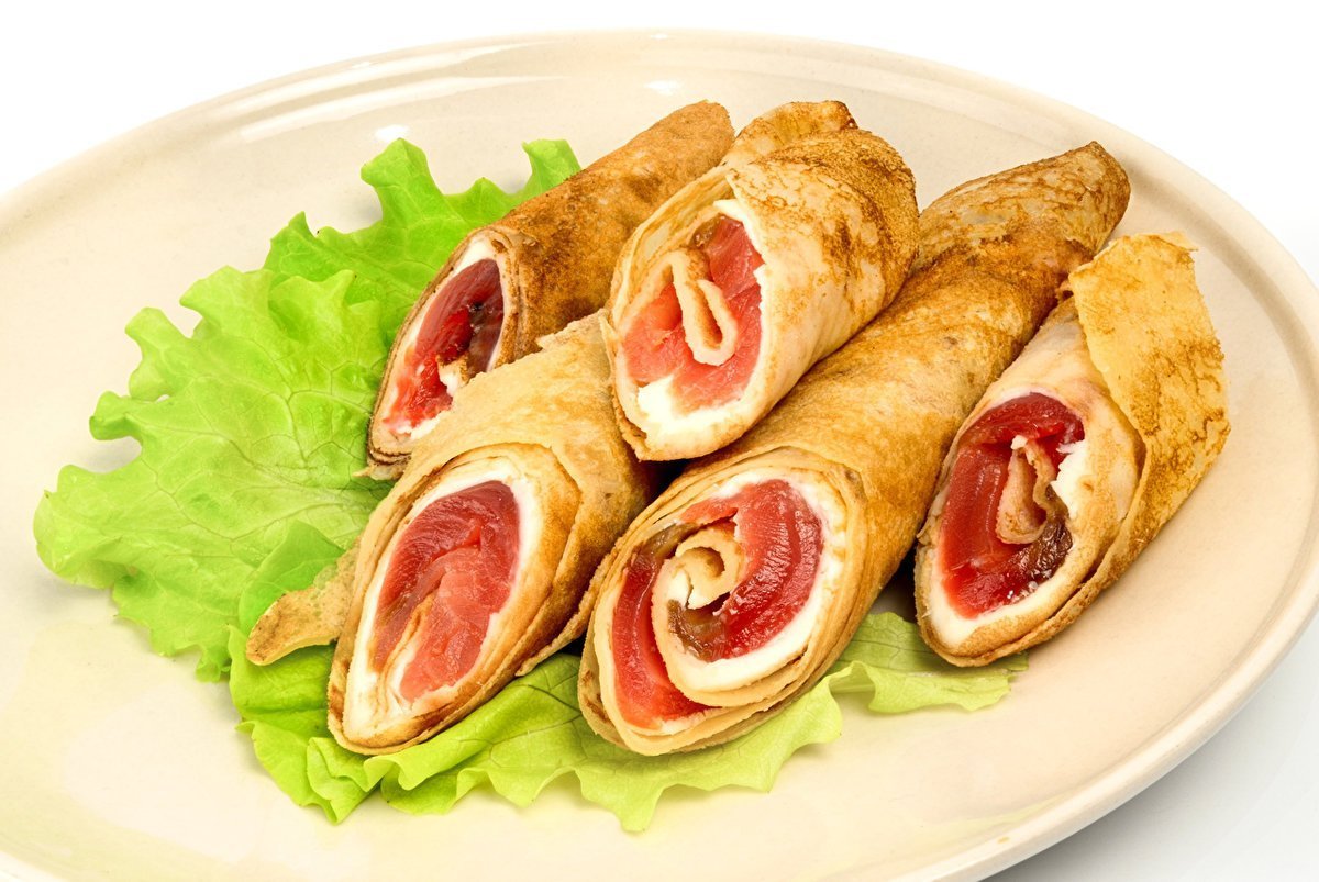 Блинные рулетики с красной рыбой