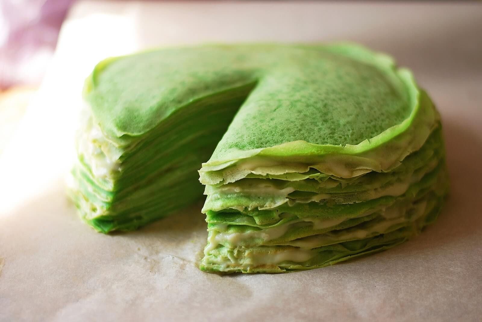 Слоеный теста с зеленым. Зеленое тесто. Шпинатный блинный торт. Зеленый блинный торт. Блинный торт матча.