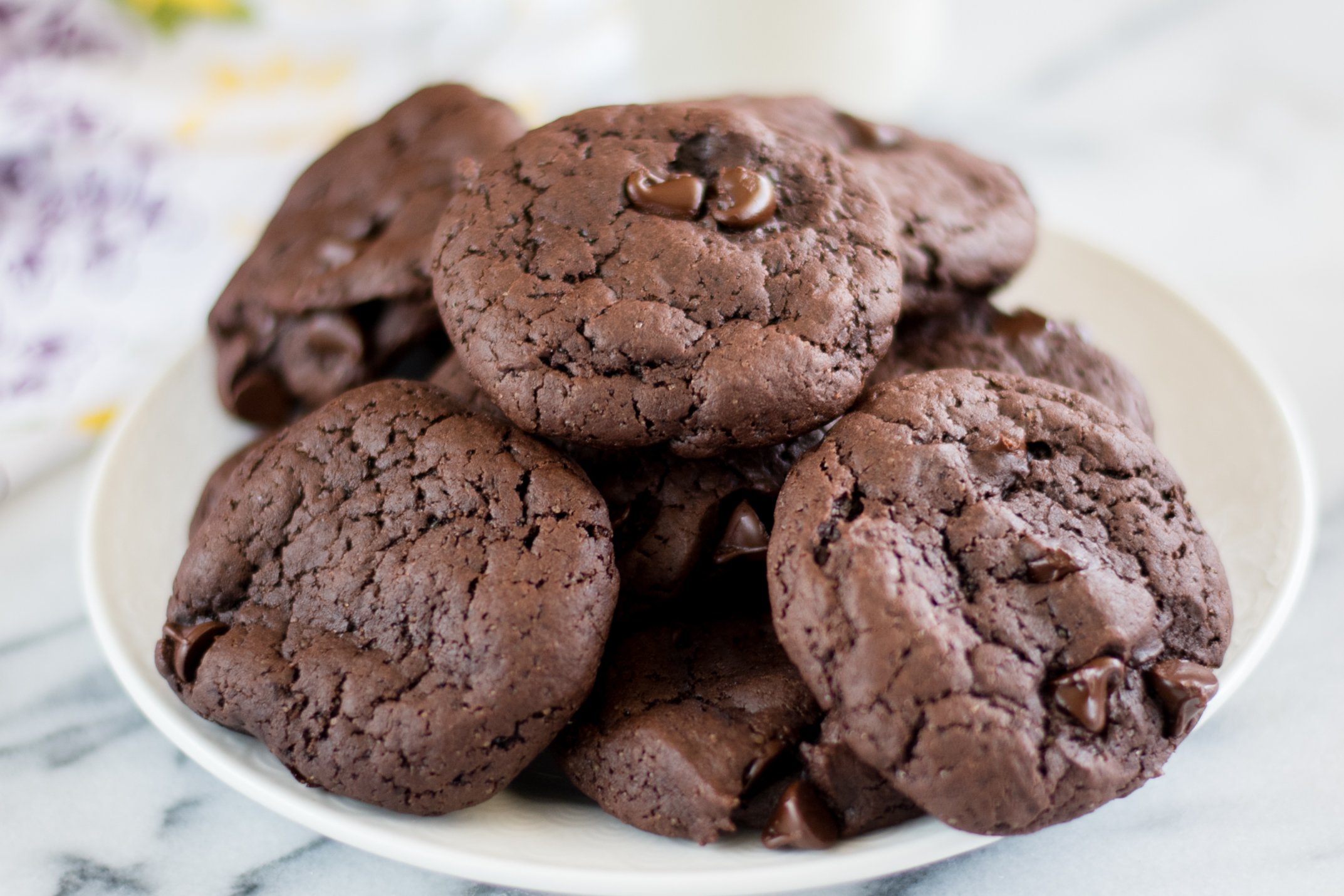 Печенье без шоколада. Шоколадное печенье. Круглое шоколадное печенье. Шоколадные круглые печеньки. Круглые печеньки с шоколадом.