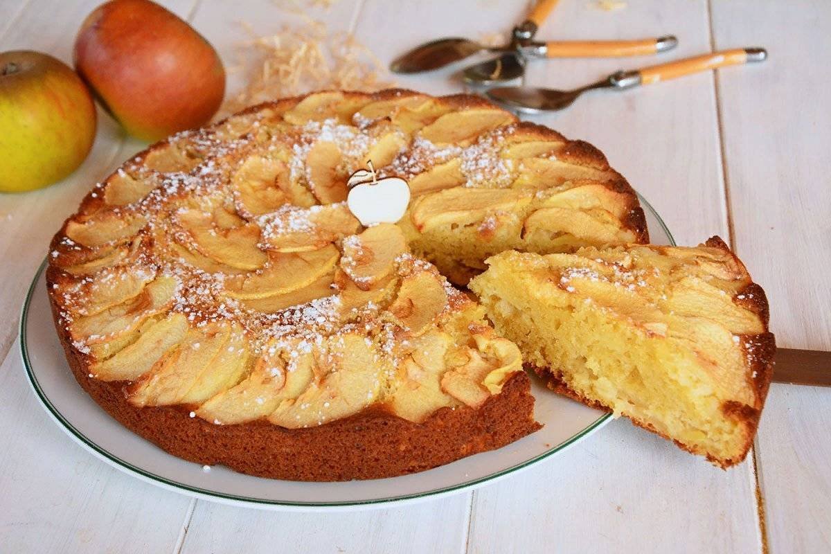Шарлотка с творогом и яблоками в духовке