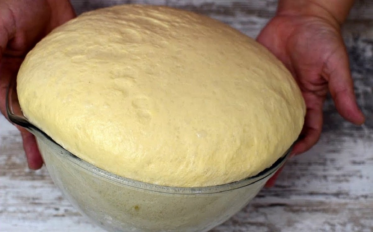 Пышное тесто без яиц. Пуховое дрожжевое тесто для пирогов. Дрожжевое тесто на простокваше. Пышное тесто. Как сделать пышное тесто.