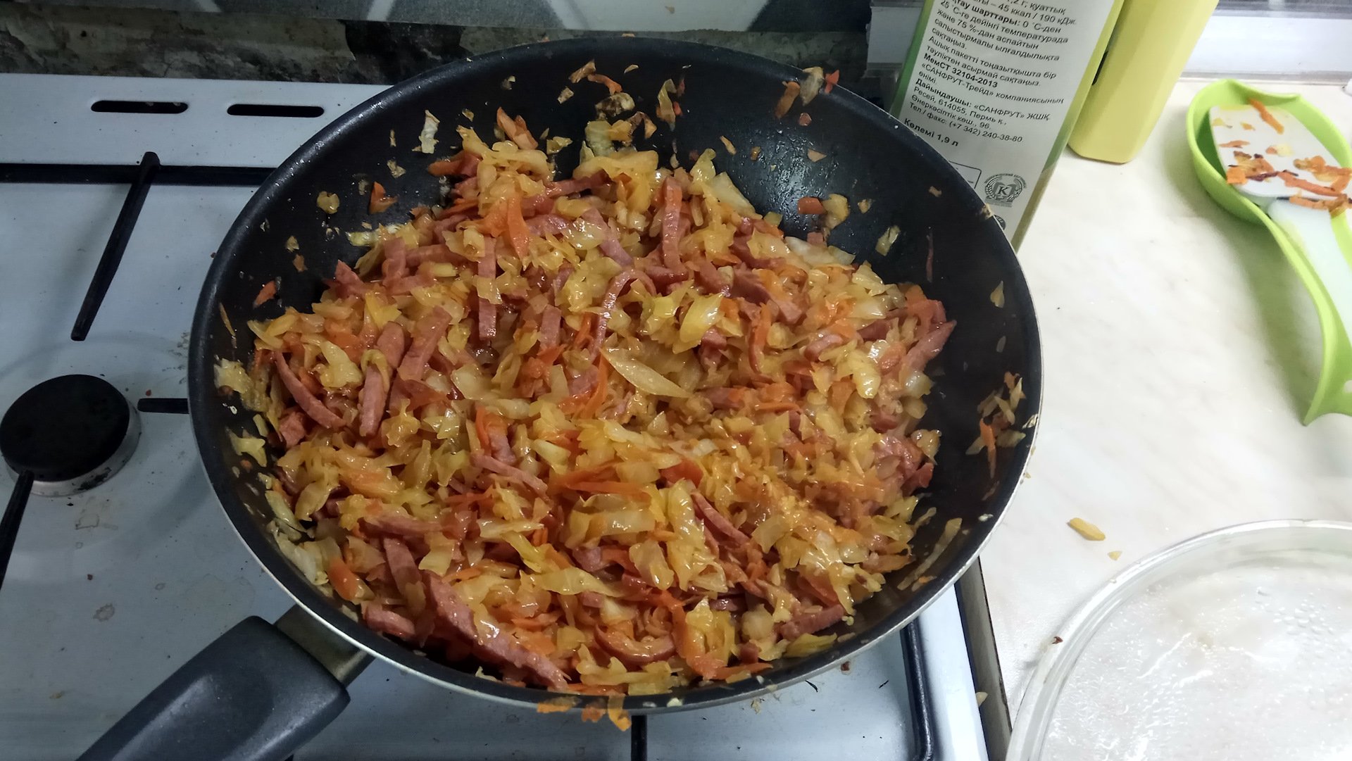 Приготовить капусту с колбасой