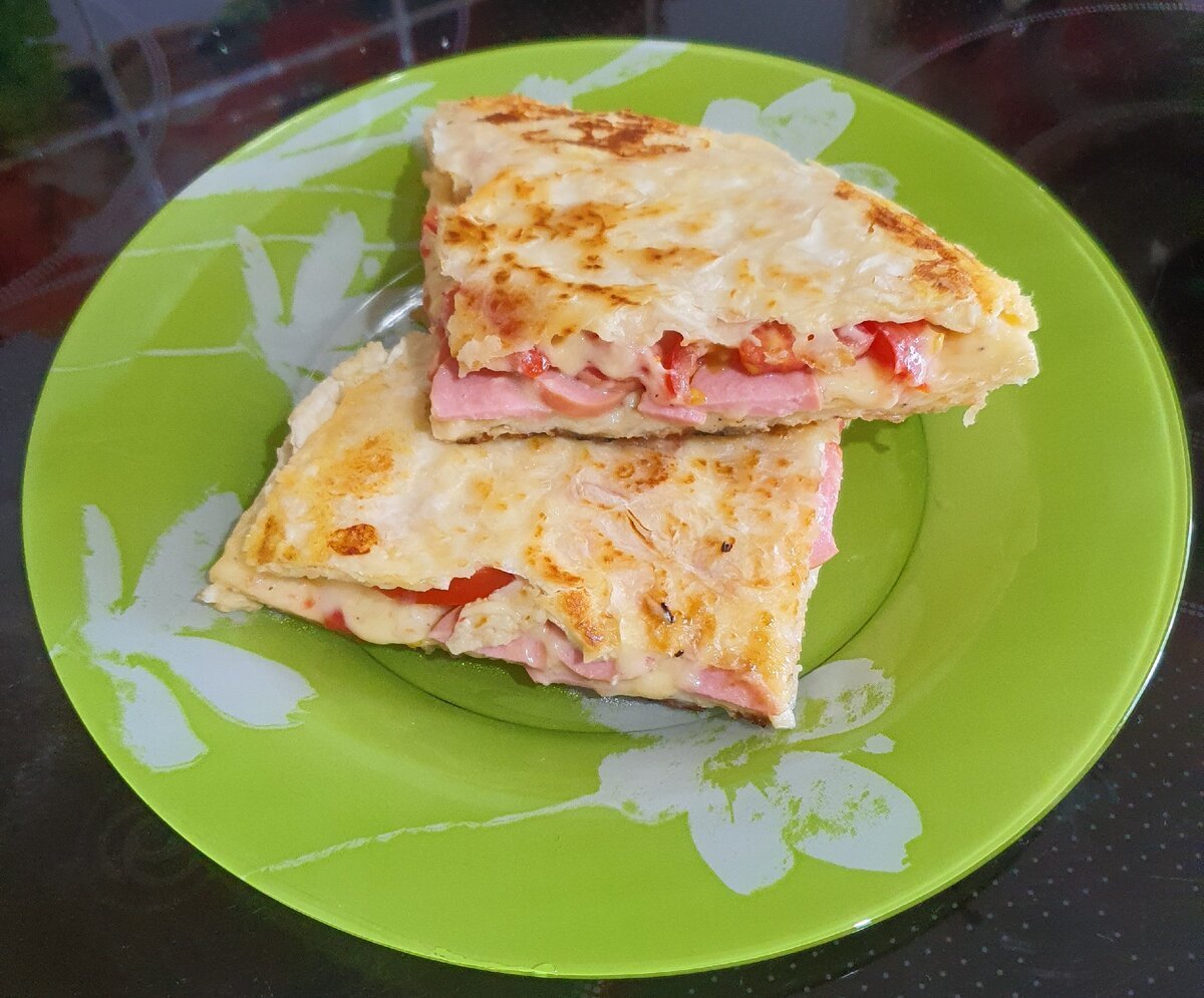пицца из порезанного лаваша на сковороде с яйцом колбасой и сыром и помидорами рецепт фото 14