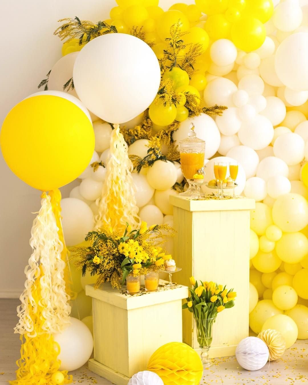 Желто розовые шары. Желтые воздушные шары. Бело желтые воздушные шары. Фотозона в желтом цвете. Декор для праздника в желтом цвете.