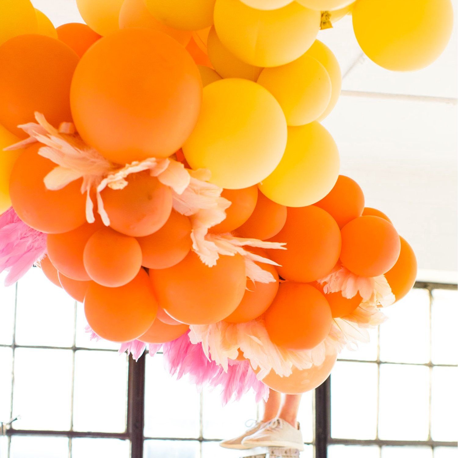 На оранжевом шаре. Оранжевые шары. Оранжевый воздушный шарик. Воздушные шары розовые с оранжевыми. Украшение оранжевыми шарами.