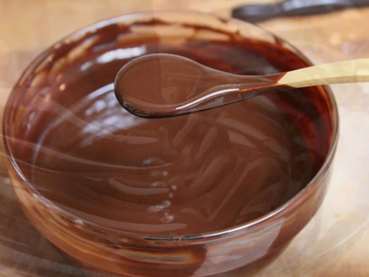 Шоколадное масло рецепт с фото. Шоколадная глазурь. Приготовление шоколадной глазури. Шоколадная глазурь из какао. Глазурь из какао и молока.