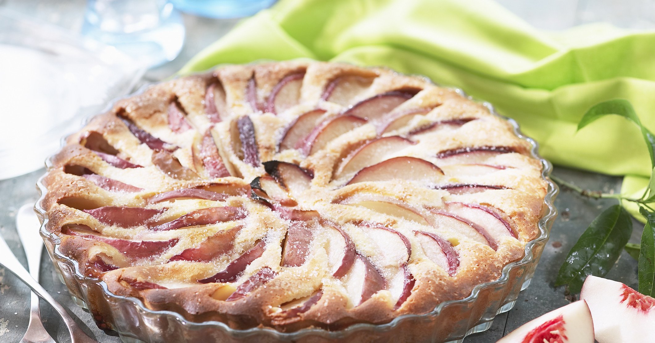 Блюда накрытые тестом. Пирог с персиками. Пирог с яблоками полузакрытый. Заливной пирог с персиками свежими. Цветаевский пирог с персиками.
