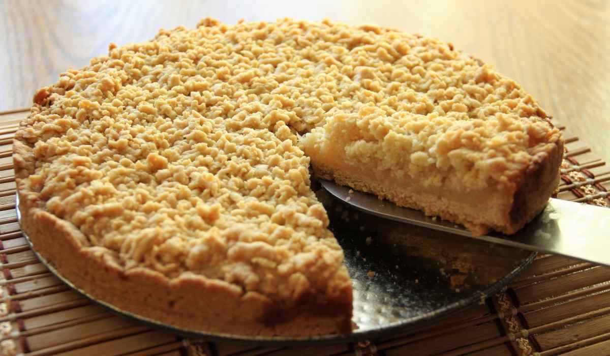 Пирог с брусникой и сметаной