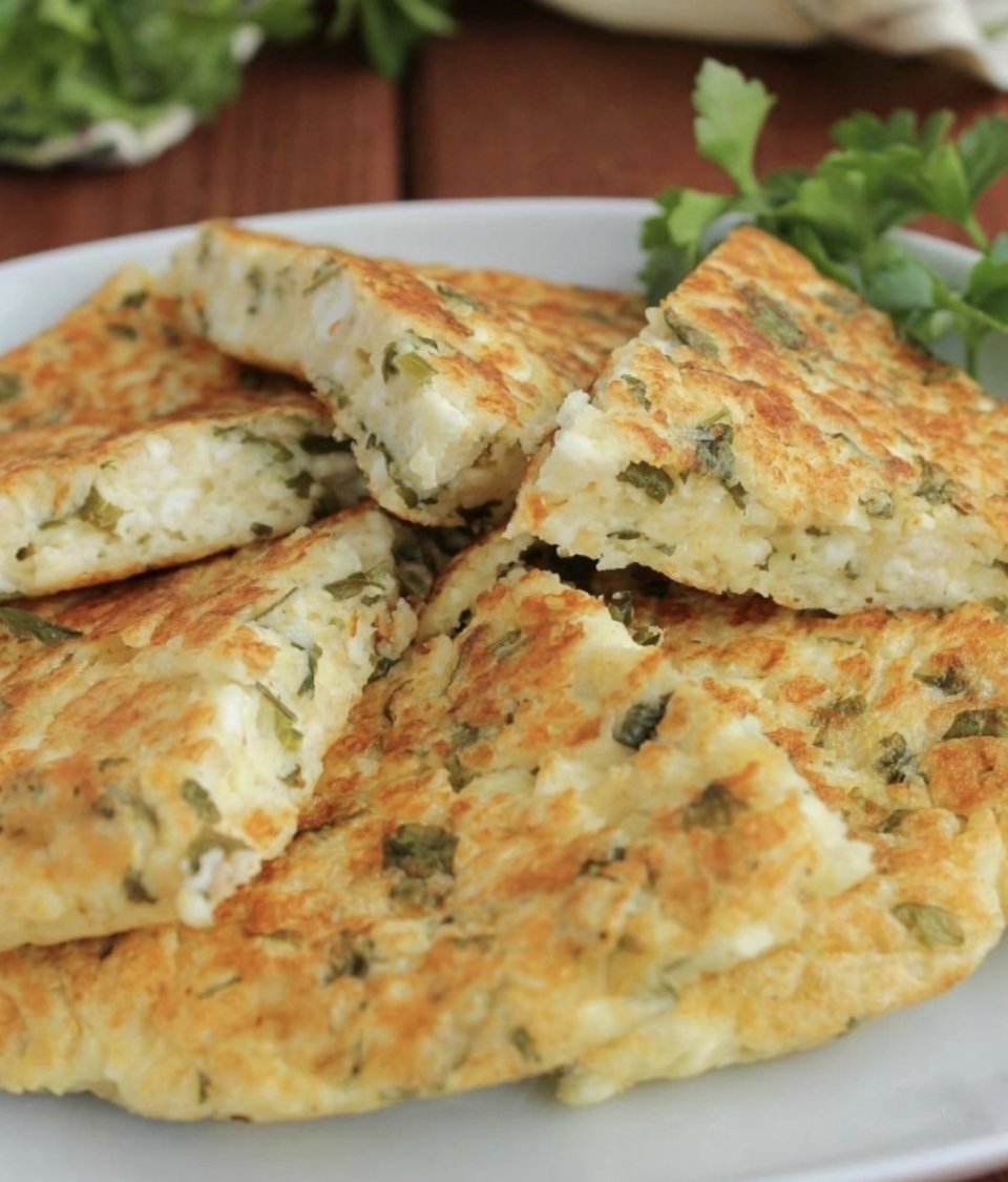 Пироги с колбасой и сыром