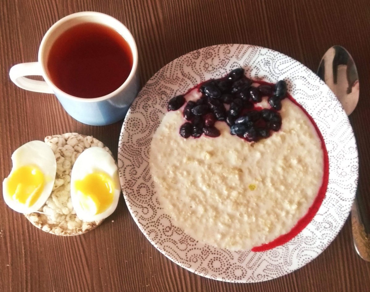 Каши завтраки обеды. Каша на завтрак. Утренняя каша. Домашний завтрак. Завтрак с кофе и кашей.