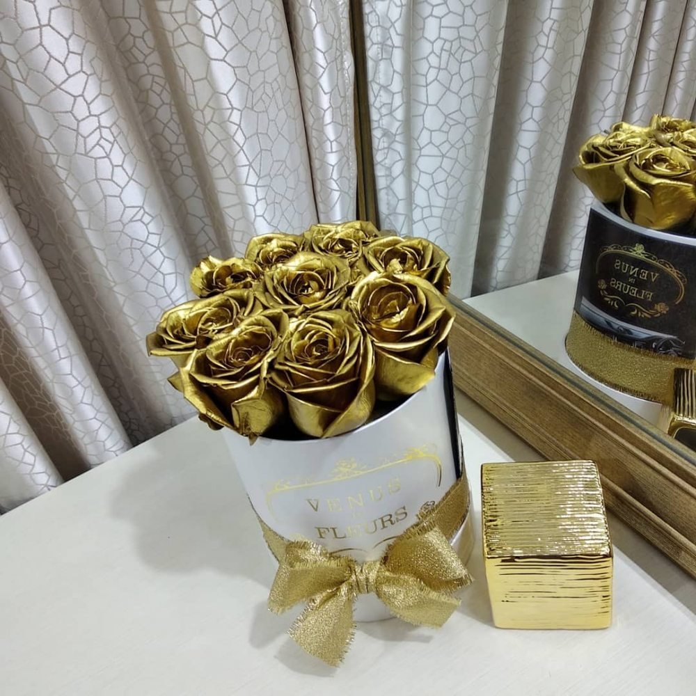 Золотые розы в коробке