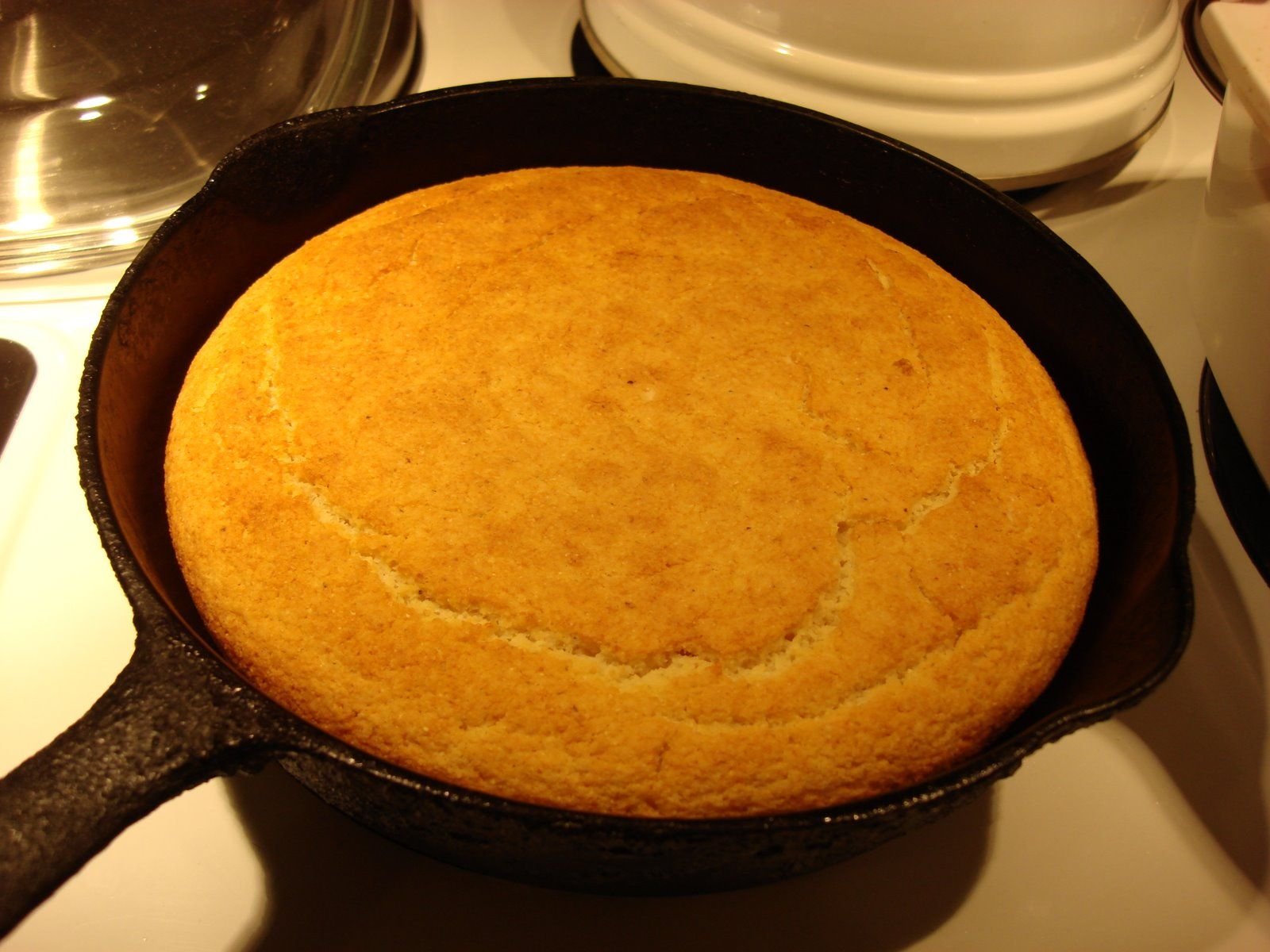Простейший рецепт хлеба на сковороде. Сискал т1о берам. Кукурузный чурек. Чурек из кукурузной муки. Хлеб из кукурузной муки на сковороде.