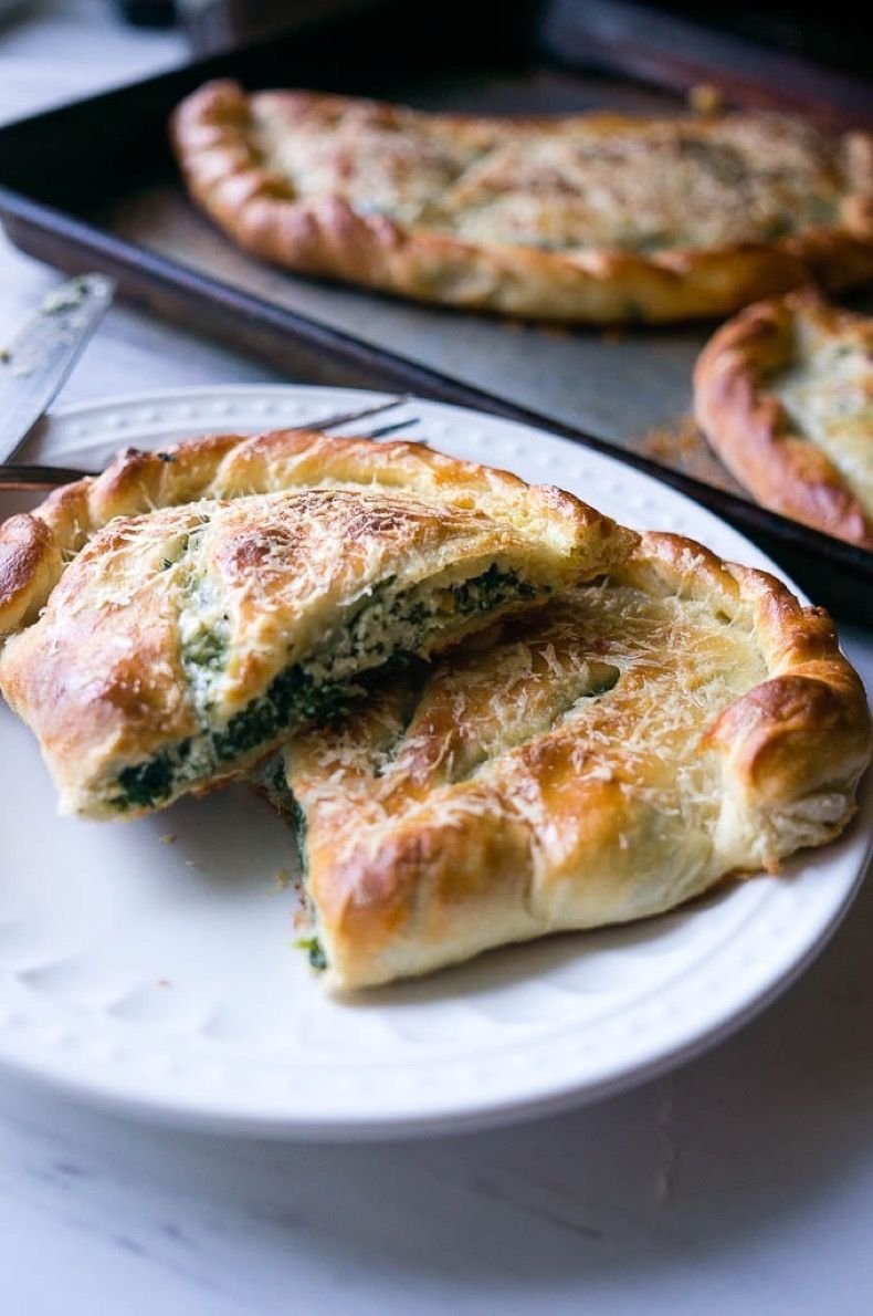 Кальцоне с ветчиной и грибами