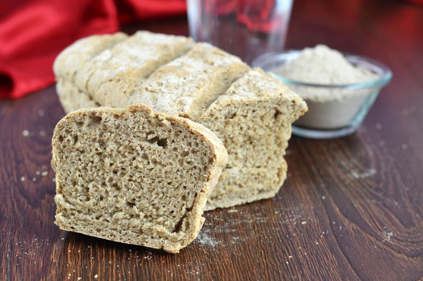 Амарантовый хлеб рецепт. Амарантовый хлеб. Хлеб из амарантовой муки. Хлеб из муки амаранта. Хлеб с амарантовой мукой.