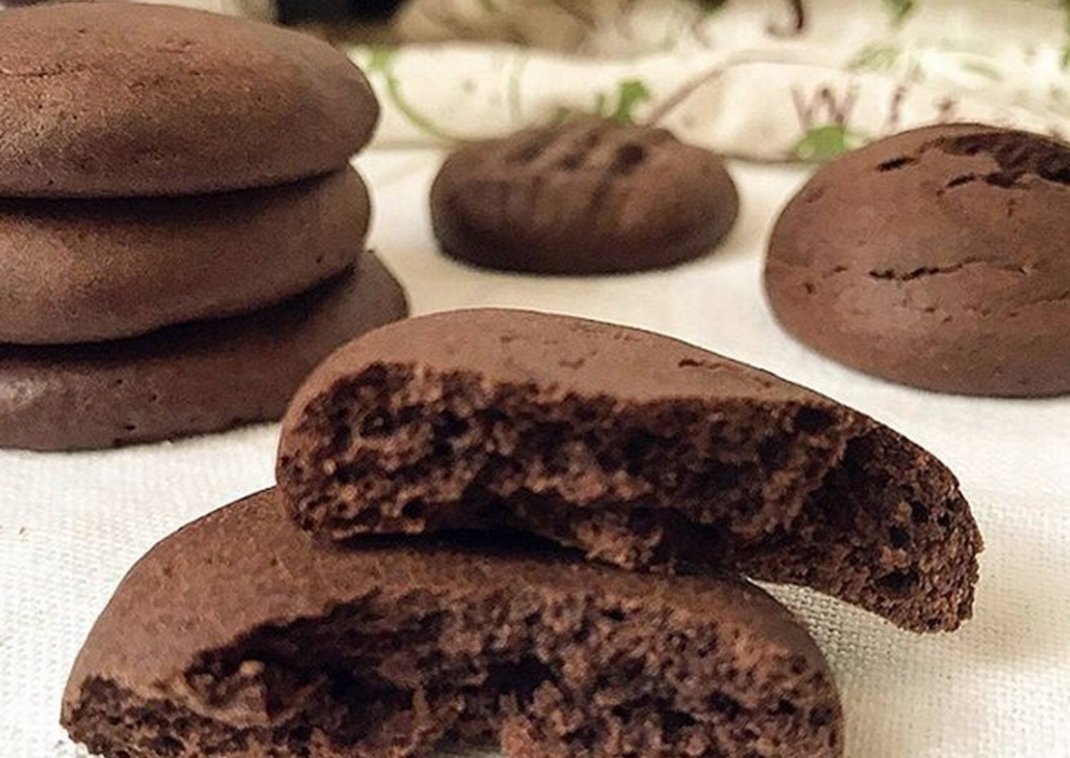 Классическое шоколадное печенье. Шоколадное печенье. Печенье с какао. Печенье с шоколадом. Шоколадное песочное печенье.