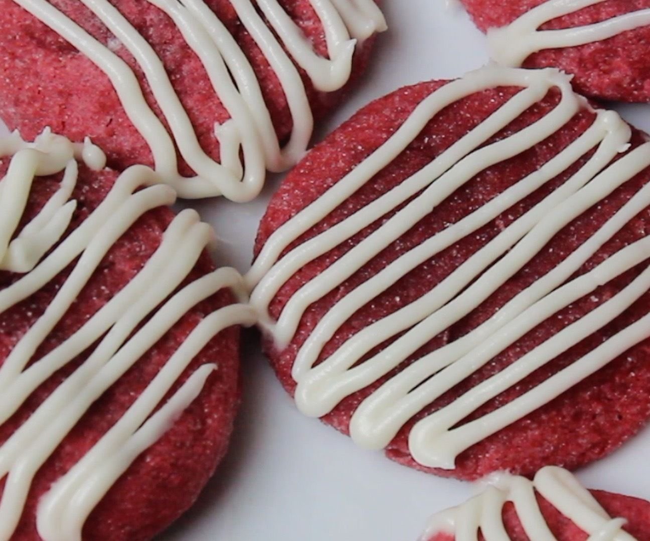 Red cookies. Печенье бархатное. Red Velvet cookies. Печенье бархатное фото. Red Velvet cookie Cake Stylist.