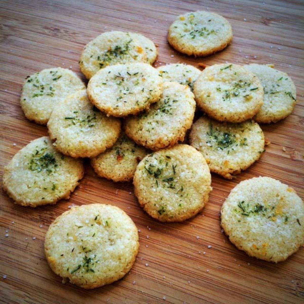 Печенье с пармезаном и розмарином