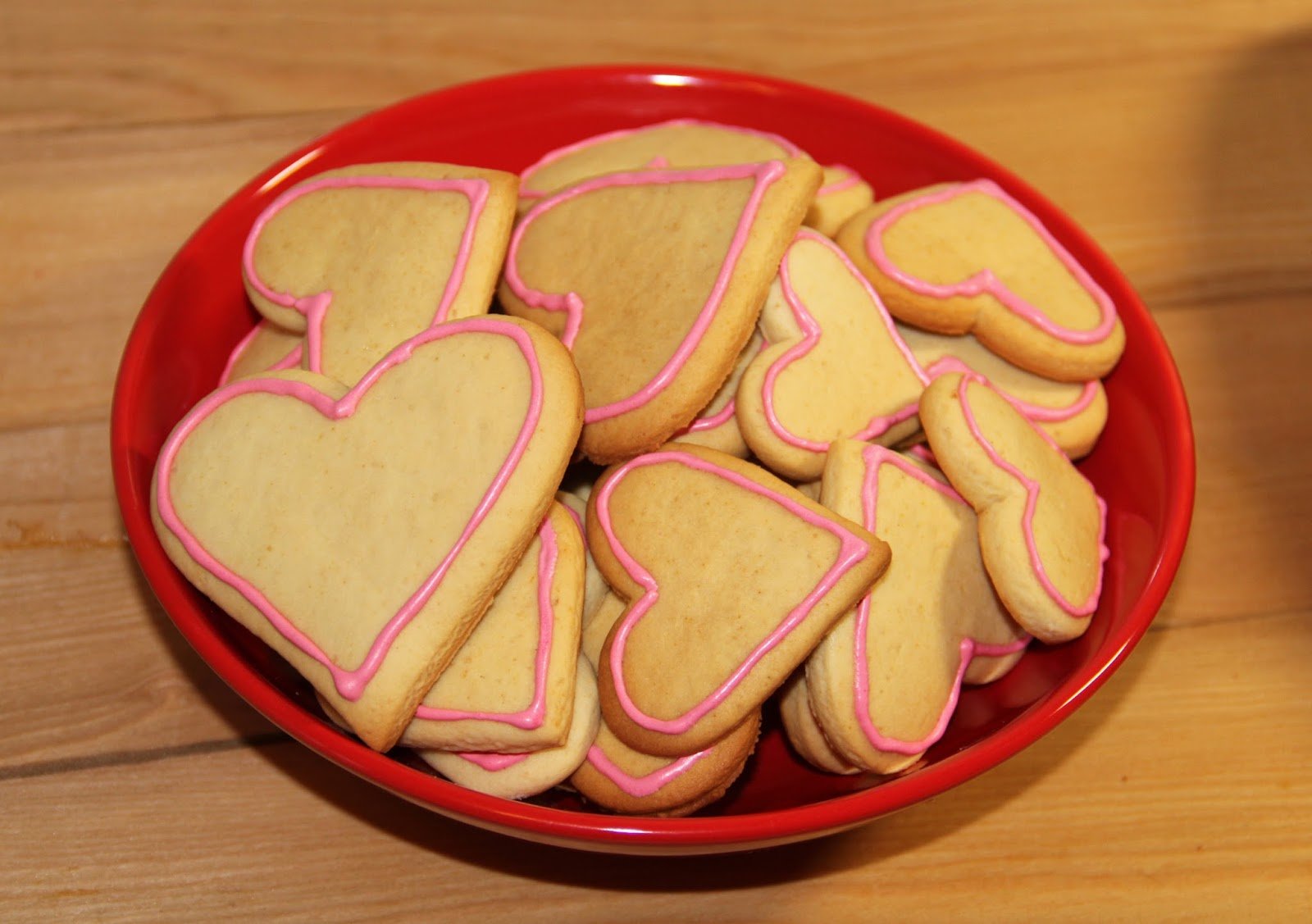 Сердечки в форме на газу. Печенье сердечки. Форма для печенья сердце. Печенье домашнее сердечки. Песочное печенье сердечки.