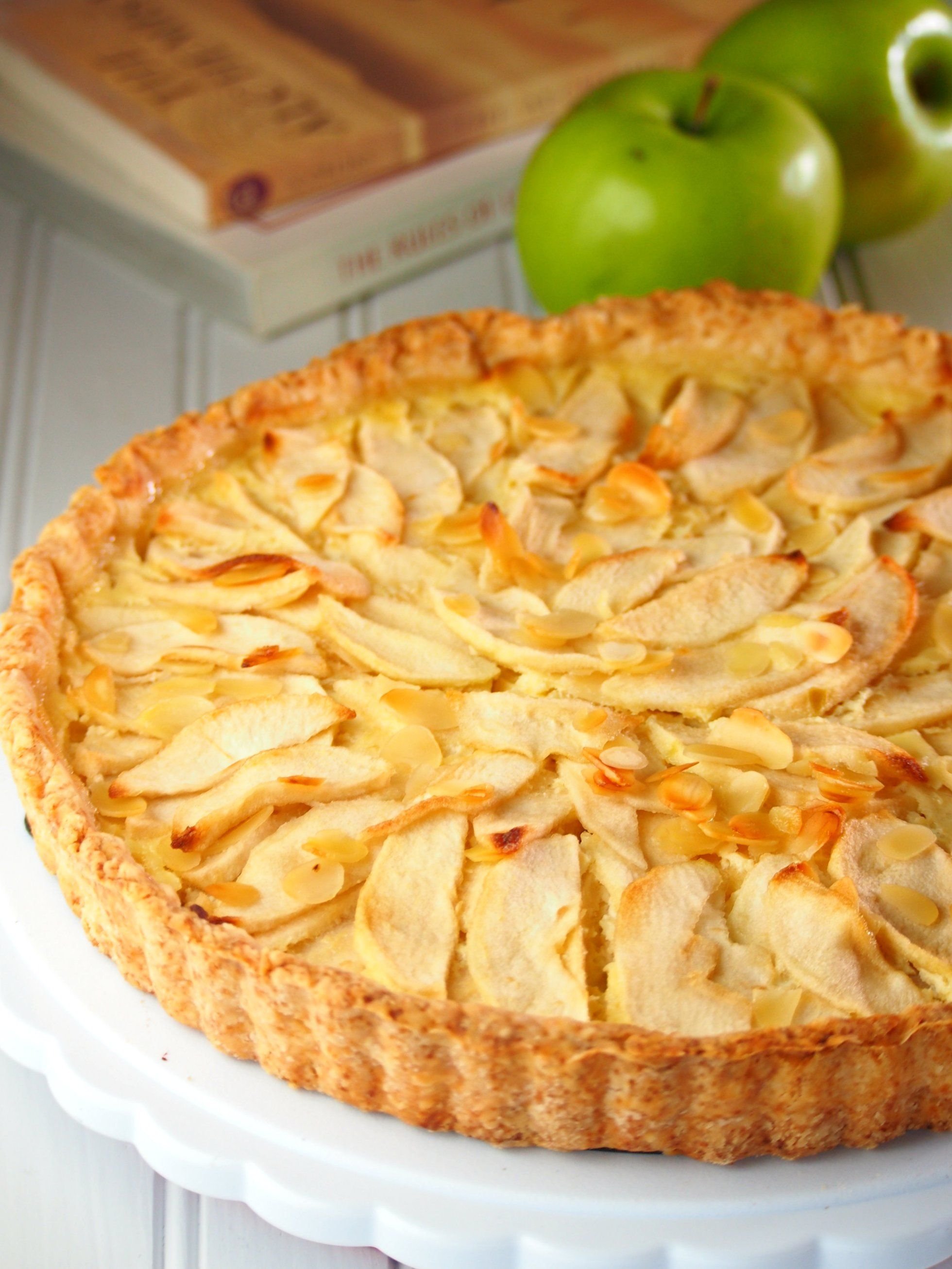 Яблочно сливочный пирог. Пирог "карамельно-яблочный". Пирог с яблоками. Красивый пирог с яблоками. Тарт с яблоками.