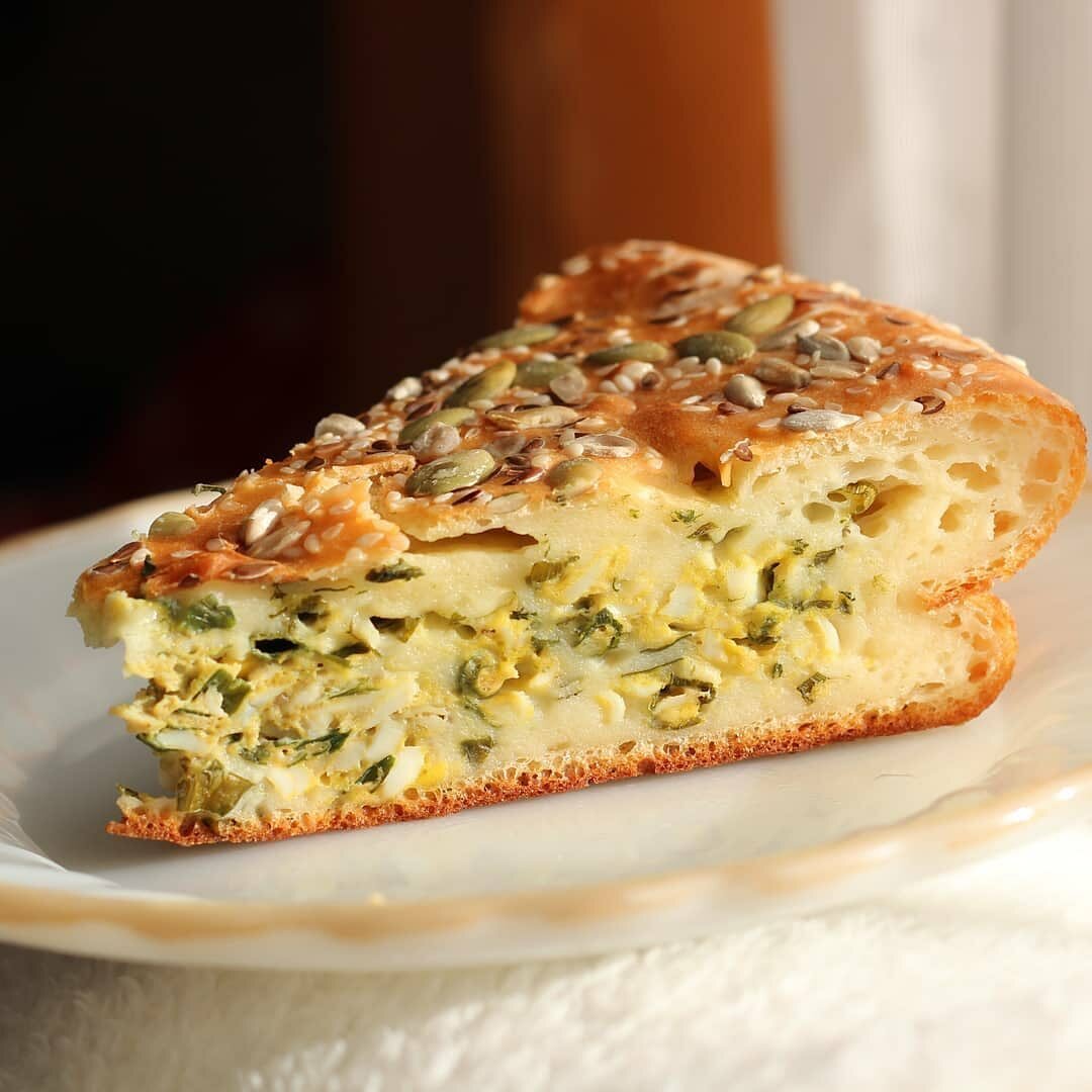 Заливной пирог с луком и яйцом