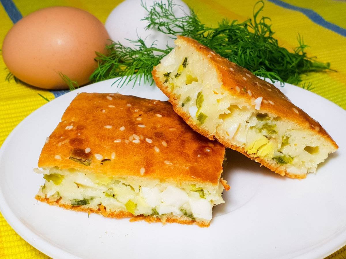 Заливной пирог с луком и яйцом