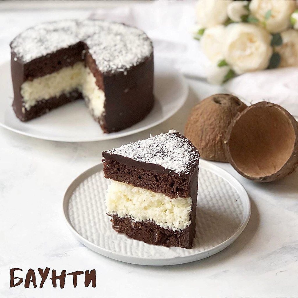 Баунти кейк кусочек на тарелке